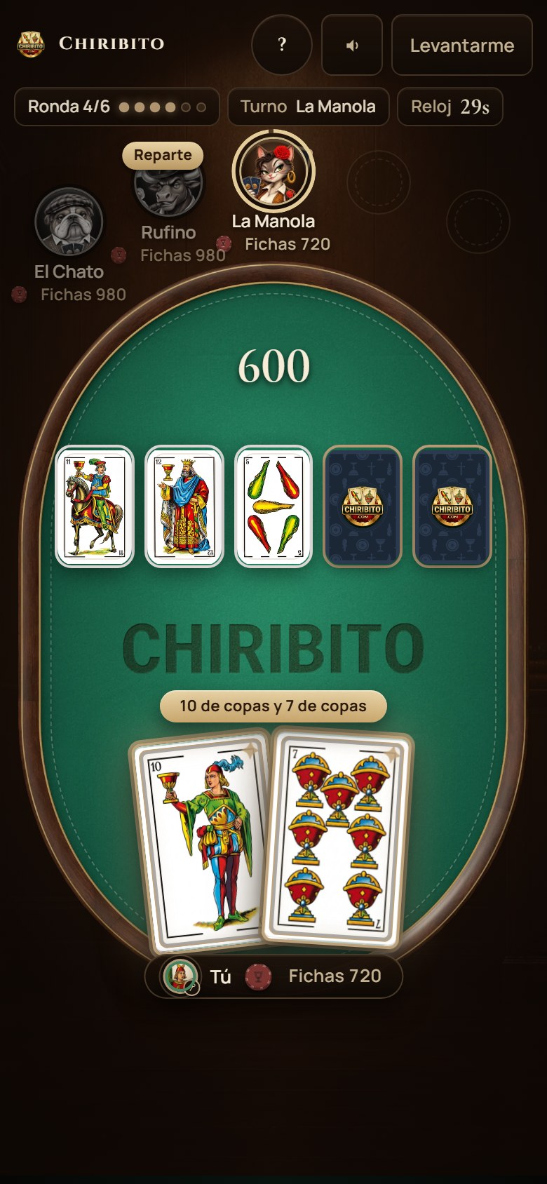 Una mesa de Chiribito en el móvil, con la Sota y el 7 de copas en la mano